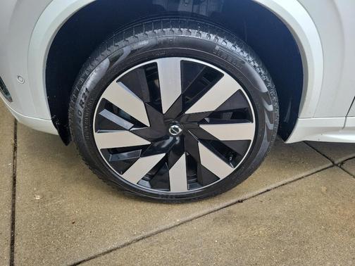 2023 Volvo XC90 Recharge Plug-In Hybrid T8 Ultimate Bright Theme 7-Seater