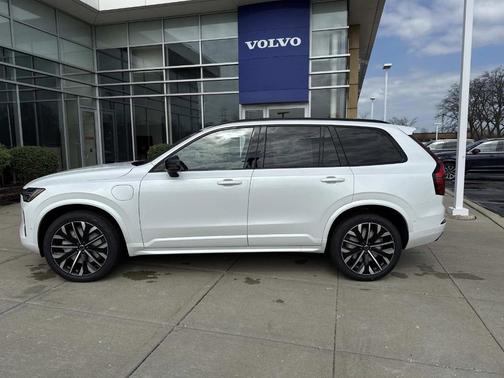 Crystal White 2026 Volvo XC90 Plug-In Hybrid T8 Ultra Dark Theme 7-Seater