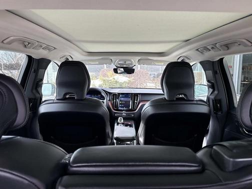 2023 Volvo XC60 B5 Ultimate Bright Theme