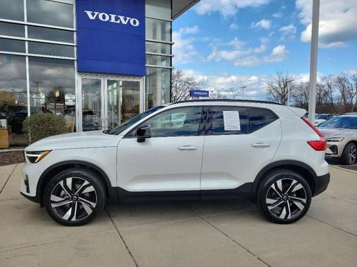 2023 Volvo XC40 B5 Plus Dark Theme
