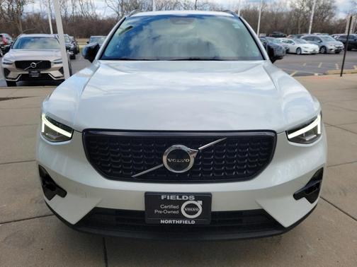 2023 Volvo XC40 B5 Plus Dark Theme