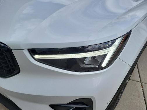 2023 Volvo XC40 B5 Plus Dark Theme
