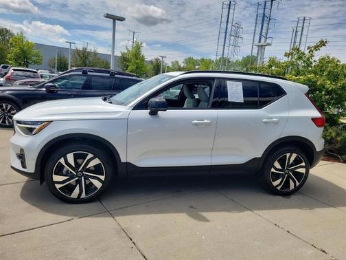 2023 Volvo XC40 B5 Plus Dark Theme