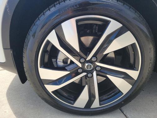 2023 Volvo XC40 B5 Plus Dark Theme