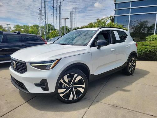 2023 Volvo XC40 B5 Plus Dark Theme