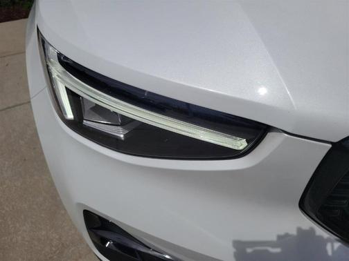 2023 Volvo XC40 B5 Plus Dark Theme