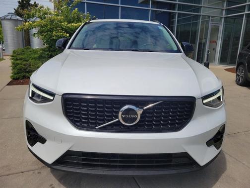 2023 Volvo XC40 B5 Plus Dark Theme