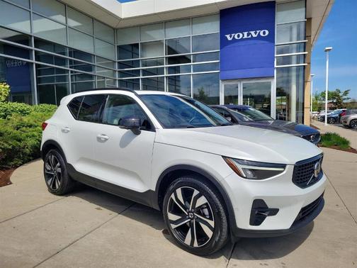 2023 Volvo XC40 B5 Plus Dark Theme