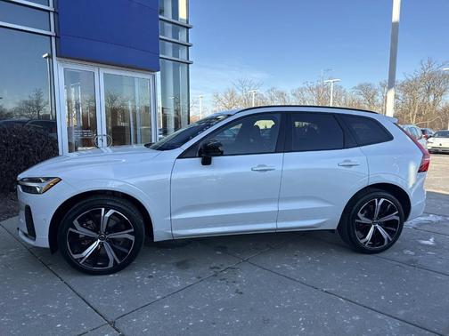 2023 Volvo XC60 B6 Ultimate Dark Theme