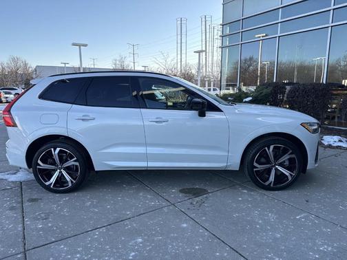 2023 Volvo XC60 B6 Ultimate Dark Theme