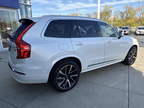 2024 Volvo XC90 B6 Ultimate Bright Theme 7-Seater