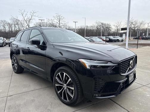 2023 Volvo XC60 B5 Plus Dark Theme