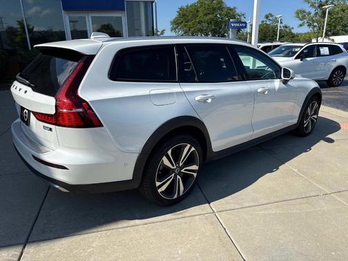 2024 Volvo V60 Cross Country B5 Plus