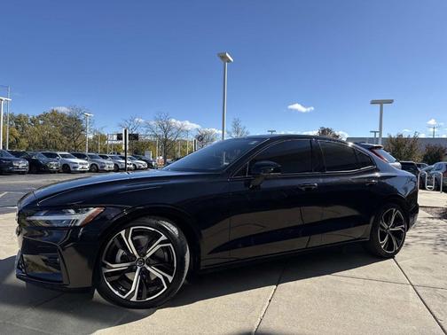 2024 Volvo S60 B5 Plus Dark Theme