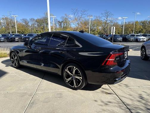 2024 Volvo S60 B5 Plus Dark Theme