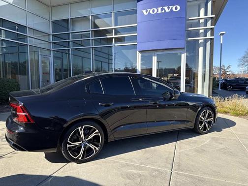 2024 Volvo S60 B5 Plus Dark Theme