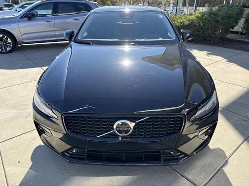 2024 Volvo S60 B5 Plus Dark Theme