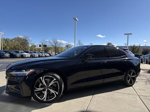 2024 Volvo S60 B5 Plus Dark Theme