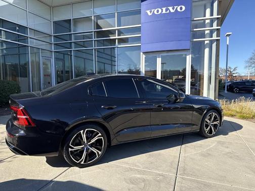2024 Volvo S60 B5 Plus Dark Theme