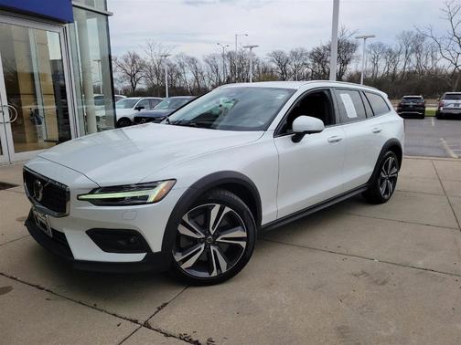 2023 Volvo V60 Cross Country B5 Plus