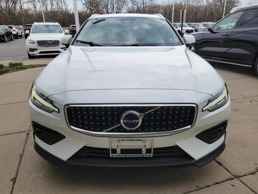 2023 Volvo V60 Cross Country B5 Plus