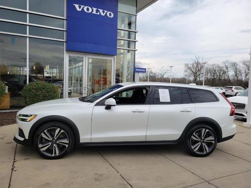 2023 Volvo V60 Cross Country B5 Plus