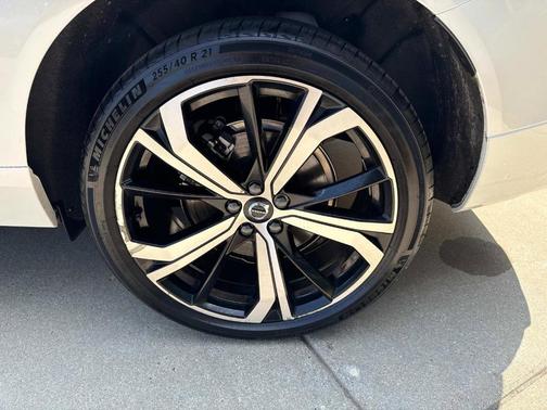2023 Volvo XC60 B6 Ultimate Dark Theme