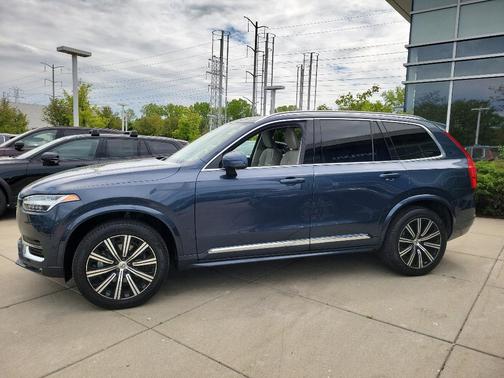 2023 Volvo XC90 B5 Plus