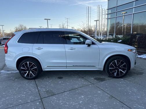 2024 Volvo XC90 B6 Plus Bright Theme 7-Seater