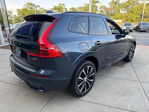 2024 Volvo XC60 B5 Plus Dark Theme