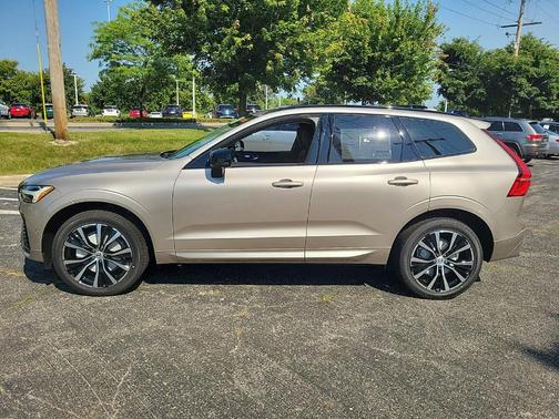 2025 Volvo XC60 B5 Plus
