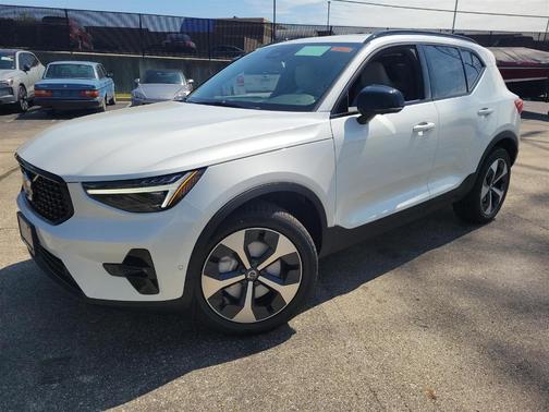 2025 Volvo XC40 B5 Plus Dark Theme