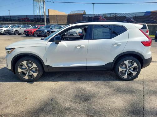 2025 Volvo XC40 B5 Plus Dark Theme