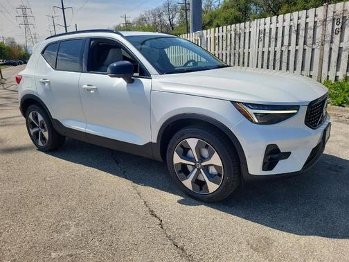 2025 Volvo XC40 B5 Plus Dark Theme