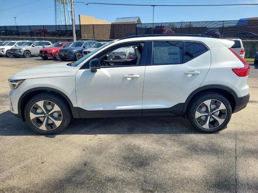 2025 Volvo XC40 B5 Plus Dark Theme