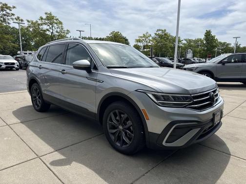 Pyrite Silver Metallic 2023 Volkswagen Tiguan 2.0T SE