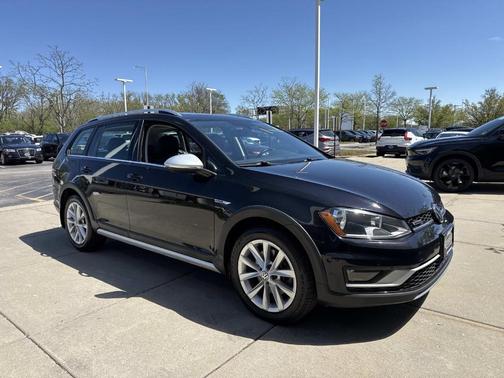Deep Black Pearl Effect 2017 Volkswagen Golf Alltrack TSI SE