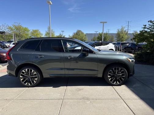 Forest Green 2026 Volvo XC60 B5 Ultra