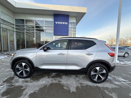 2025 Volvo XC40 B5 Plus Dark Theme