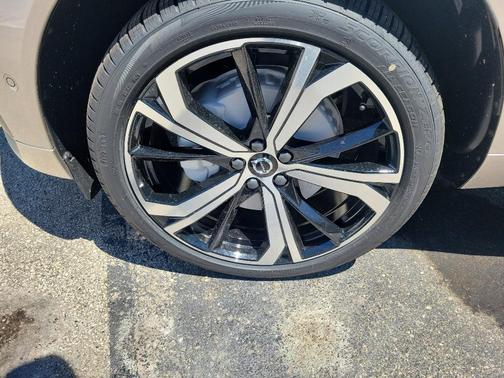 2025 Volvo XC60 B5 Ultra
