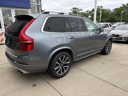 2017 Volvo XC90 T6 Momentum