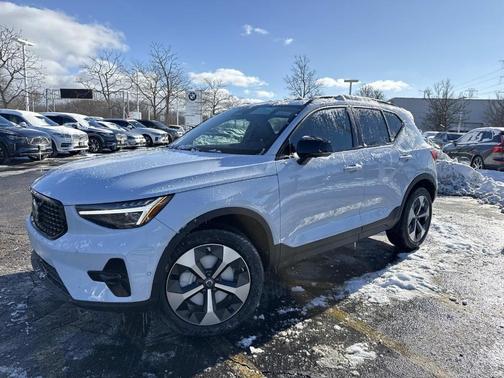 2026 Volvo XC40 B5 Plus