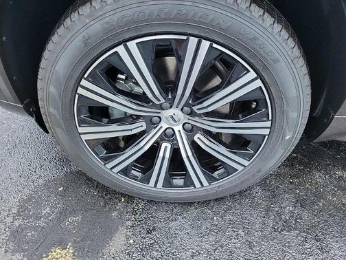 2025 Volvo XC90 B5 Core