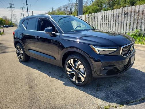 2025 Volvo XC40 B5 Ultra Bright Theme
