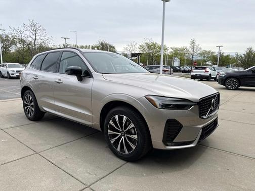 Bright 2023 Volvo XC60 B5 Plus Dark Theme