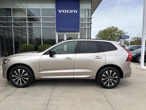 Bright 2023 Volvo XC60 B5 Plus Dark Theme