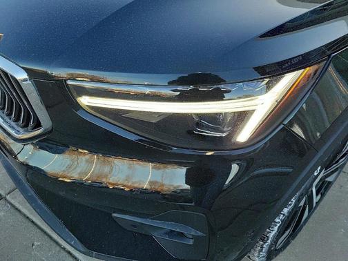 2025 Volvo XC40 B5 Ultra Bright Theme