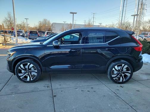 2025 Volvo XC40 B5 Ultra Bright Theme