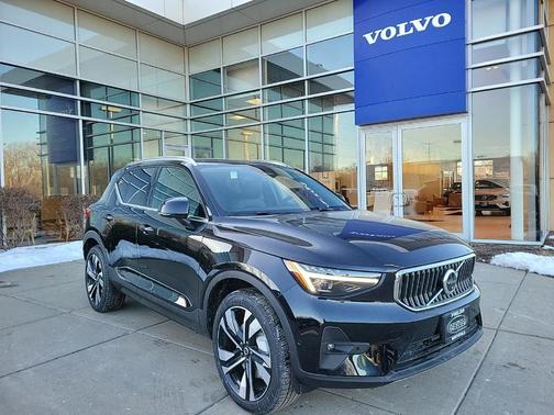 2025 Volvo XC40 B5 Ultra Bright Theme