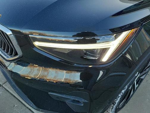 2025 Volvo XC40 B5 Ultra Bright Theme
